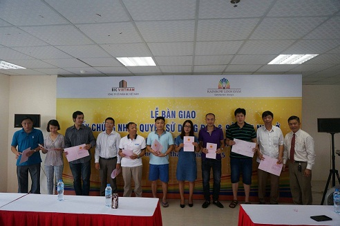 BIC Việt Nam bàn giao sổ hồng cho cư dân Rainbow Linh Đàm